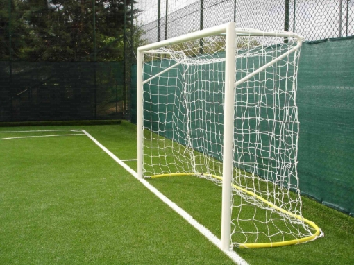 Immagine di Poarta futsal otel 3x2 m, montata in manșoane, cu suporturi sudate si lant pentru plasa